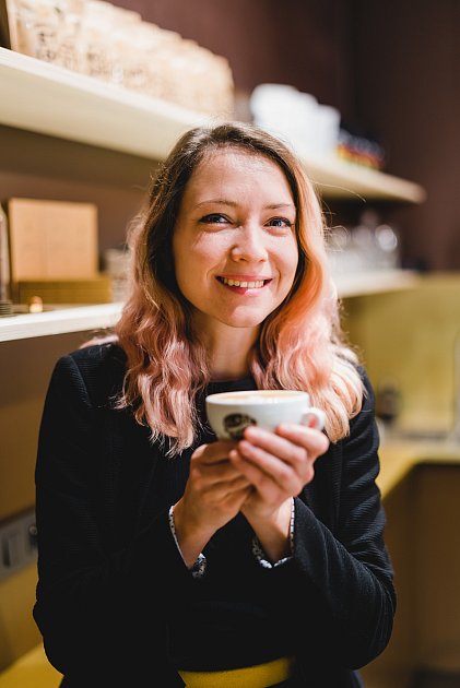 Monika Matúšová, barista på rosteriet Zlaté zrnko.