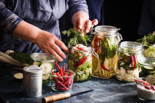 Probiotika, som yoghurt eller kefir, eller fermenterad mat, som surkål och kimchi, hjälper till att upprätthålla en god mikroflora i tarmarna.